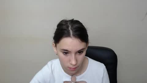 Snapshot of rosalais_ chatting on 09-19-25, 06:37 Rose online show from 09-19-25, 06:37
