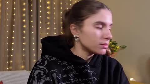 Snapshot of rosalvaulman chatting on 01-10-26, 03:25 Kylie online show from 01-10-26, 03:25