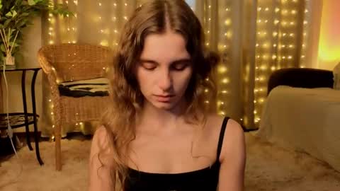 Snapshot of rosalvaulman chatting on 06-17-26, 05:25 Kylie online show from 06-17-26, 05:25