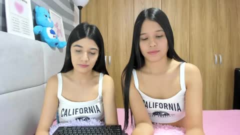 Snapshot of roseandmiah chatting on 05-05-26, 02:41 Rose y Miah online show from 05-05-26, 02:41