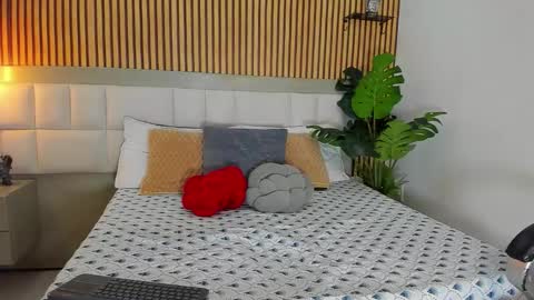 roseaurora online show from 10-25-25, 12:45