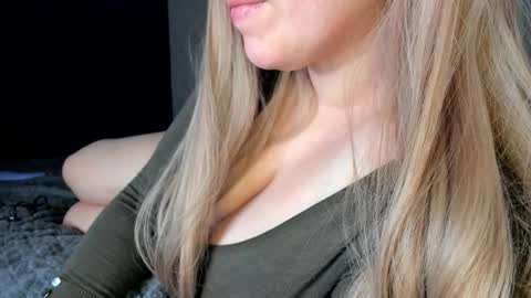 Snapshot of roseberryred chatting on 01-18-26, 02:32 Roseberry online show from 01-18-26, 02:32