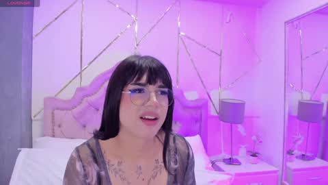 Snapshot of rosecassie chatting on 01-04-25, 07:02 Rose online show from 01-04-25, 07:02