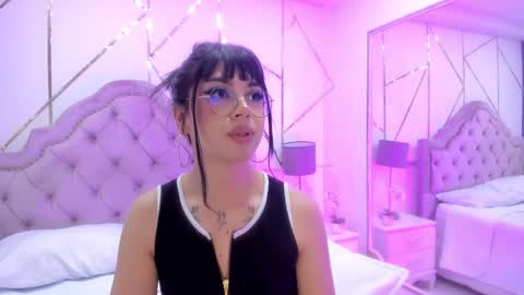 Snapshot of rosecassie chatting on 01-10-25, 06:38 Rose online show from 01-10-25, 06:38