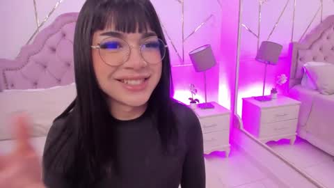 Snapshot of rosecassie chatting on 01-26-25, 01:04 Rose online show from 01-26-25, 01:04