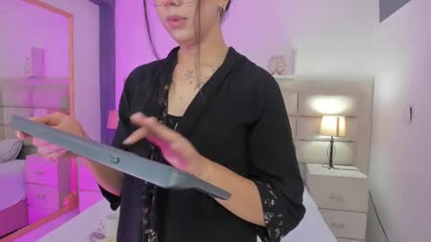 Snapshot of rosecassie chatting on 02-18-25, 08:03 Rose online show from 02-18-25, 08:03