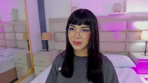 Snapshot of rosecassie chatting on 02-26-25, 01:52 Rose online show from 02-26-25, 01:52