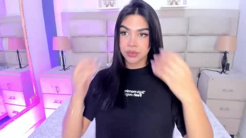 Snapshot of rosecassie chatting on 09-11-25, 01:00 Rose online show from 09-11-25, 01:00