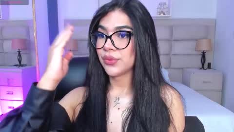 Snapshot of rosecassie chatting on 09-21-25, 01:24 Rose online show from 09-21-25, 01:24