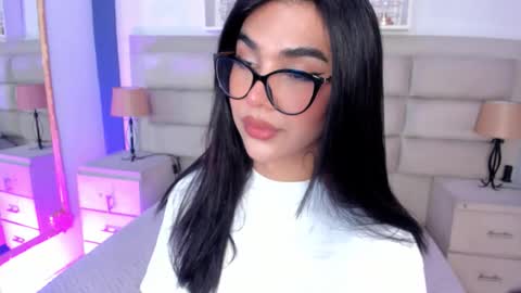 Snapshot of rosecassie chatting on 09-24-25, 01:03 Rose online show from 09-24-25, 01:03