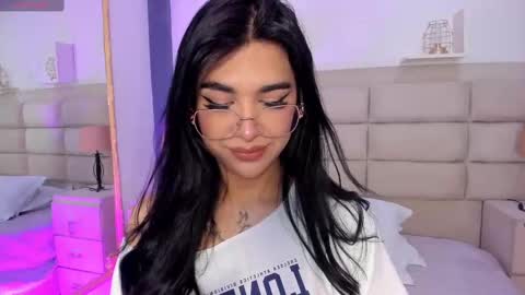 Snapshot of rosecassie chatting on 10-08-25, 01:42 Rose online show from 10-08-25, 01:42