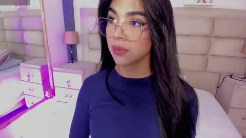 Snapshot of rosecassie chatting on 10-12-25, 01:54 Rose online show from 10-12-25, 01:54