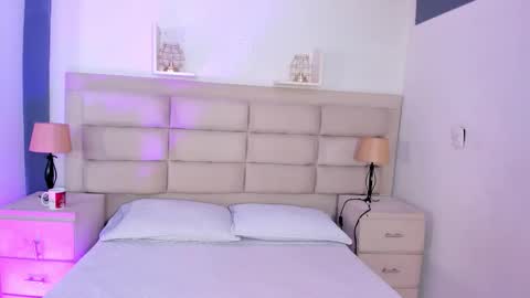 Snapshot of rosecassie chatting on 10-19-25, 01:34 Rose online show from 10-19-25, 01:34