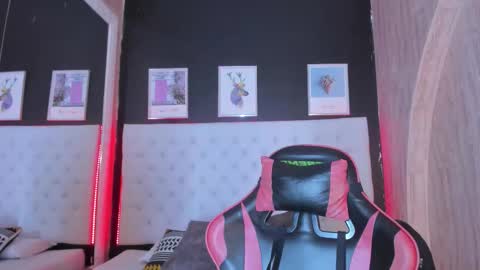 Snapshot of rosi_cooper chatting on 10-02-25, 10:55 rosi_cooper online show from 10-02-25, 10:55