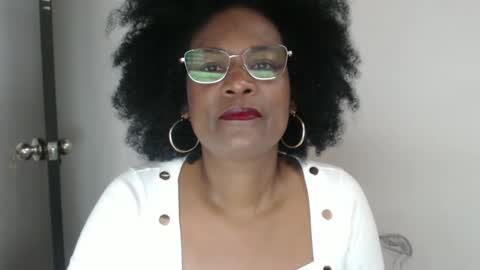 Snapshot of roushlove chatting on 02-24-25, 01:21 luxa online show from 02-24-25, 01:21