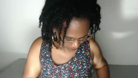 Snapshot of roushlove chatting on 03-06-25, 01:05 luxa online show from 03-06-25, 01:05