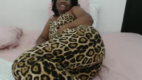 Snapshot of roushlove chatting on 10-11-25, 02:44 luxa online show from 10-11-25, 02:44