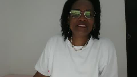 Snapshot of roushlove chatting on 10-12-25, 04:17 luxa online show from 10-12-25, 04:17