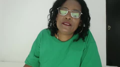 Snapshot of roushlove chatting on 10-18-25, 04:19 luxa online show from 10-18-25, 04:19