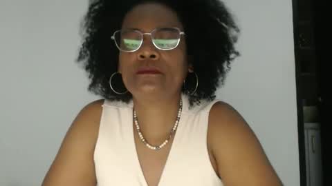 Snapshot of roushlove chatting on 10-23-25, 10:41 luxa online show from 10-23-25, 10:41