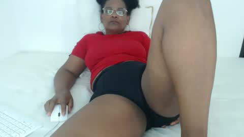 Snapshot of roushlove chatting on 10-25-25, 06:02 luxa online show from 10-25-25, 06:02