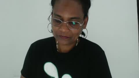 Snapshot of roushlove chatting on 10-28-25, 07:49 luxa online show from 10-28-25, 07:49