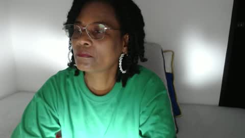 Snapshot of roushlove chatting on 12-14-25, 03:50 luxa online show from 12-14-25, 03:50