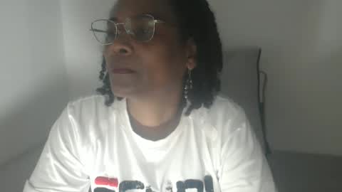 Snapshot of roushlove chatting on 12-17-25, 01:39 luxa online show from 12-17-25, 01:39