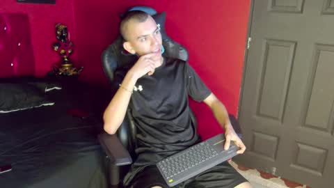 Snapshot of rowancley chatting on 10-01-25, 12:00 Rowan online show from 10-01-25, 12:00