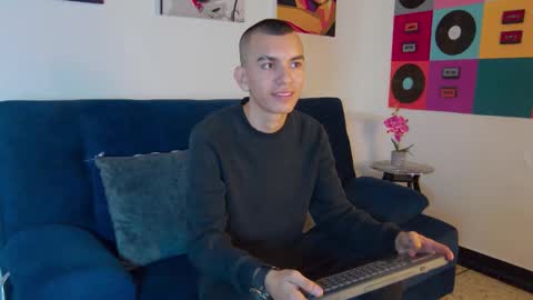 Snapshot of rowancley chatting on 10-17-25, 02:41 Rowan online show from 10-17-25, 02:41