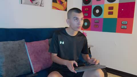 Snapshot of rowancley chatting on 10-18-25, 01:01 Rowan online show from 10-18-25, 01:01