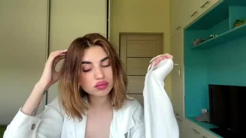 Mia online show from 05-19-26, 10:21