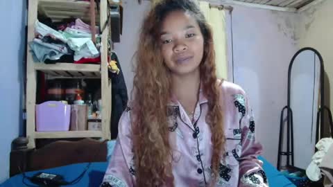 roxanne_98 online show from 05-06-26, 05:03