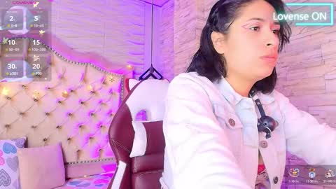 Snapshot of roxanne_han chatting on 12-14-25, 12:10 roxanne_han online show from 12-14-25, 12:10