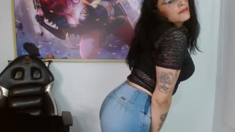 Snapshot of roxanne_vale chatting on 10-27-25, 08:02 Roxanne online show from 10-27-25, 08:02