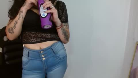 Snapshot of roxanne_vale chatting on 10-28-25, 08:22 Roxanne online show from 10-28-25, 08:22