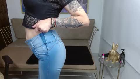 Snapshot of roxanne_vale chatting on 11-04-25, 08:08 Roxanne online show from 11-04-25, 08:08