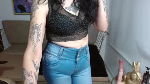 Snapshot of roxanne_vale chatting on 11-29-25, 01:36 Roxanne online show from 11-29-25, 01:36