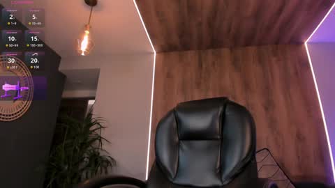 Snapshot of roxannehill_ chatting on 12-19-24, 03:19 Roxanne Hill online show from 12-19-24, 03:19