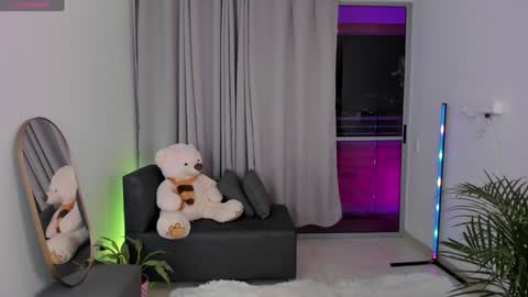 Snapshot of roxie_gates chatting on 01-23-25, 12:04 R O X I E online show from 01-23-25, 12:04