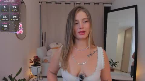 Snapshot of roxie_gates chatting on 09-13-25, 12:32 R O X I E online show from 09-13-25, 12:32