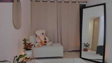 Snapshot of roxie_gates chatting on 09-25-25, 12:36 R O X I E online show from 09-25-25, 12:36