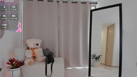 Snapshot of roxie_gates chatting on 10-10-25, 06:29 R O X I E online show from 10-10-25, 06:29