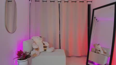 Snapshot of roxie_gates chatting on 10-19-25, 04:35 R O X I E online show from 10-19-25, 04:35