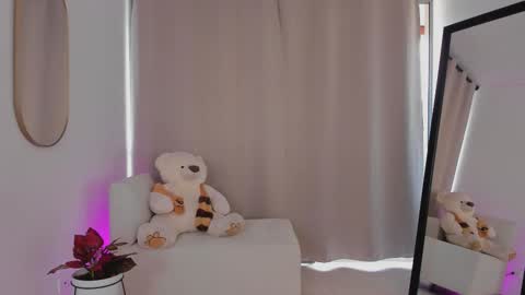 Snapshot of roxie_gates chatting on 10-19-25, 07:58 R O X I E online show from 10-19-25, 07:58