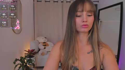 Snapshot of roxie_gates chatting on 11-19-25, 01:38 R O X I E online show from 11-19-25, 01:38