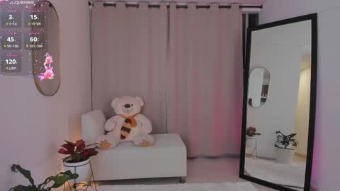 Snapshot of roxie_gates chatting on 11-29-25, 01:30 R O X I E online show from 11-29-25, 01:30