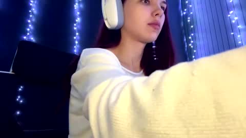 Snapshot of roxiepiurkowski chatting on 06-10-26, 03:11 Hana online show from 06-10-26, 03:11