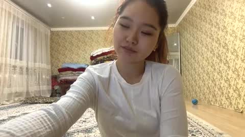 Snapshot of roxiesumas chatting on 11-24-25, 07:46 Emma online show from 11-24-25, 07:46