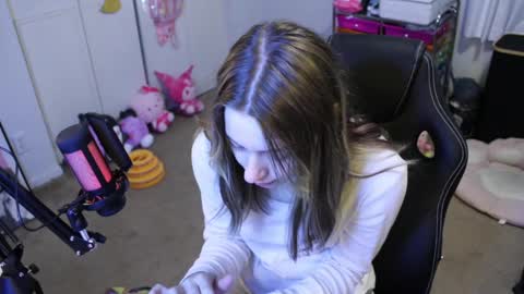 Snapshot of roxiethefox chatting on 10-08-25, 01:42 roxie online show from 10-08-25, 01:42